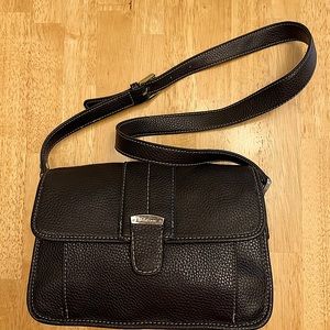 Liz Claiborne Shoulder/Crossbody bag with adjustable strap; Black; Leather-look